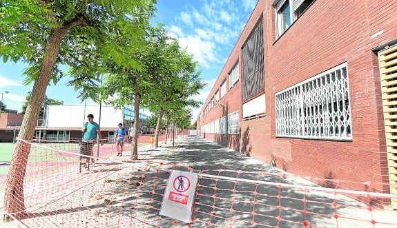 Padres del IES Torrellano, en pie de guerra para exigir el inicio de la obra